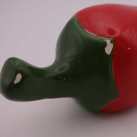 Tabasco Taiwan Ceramic Chili Pepper-Shaped Salt Shaker - Picture 3 of 11